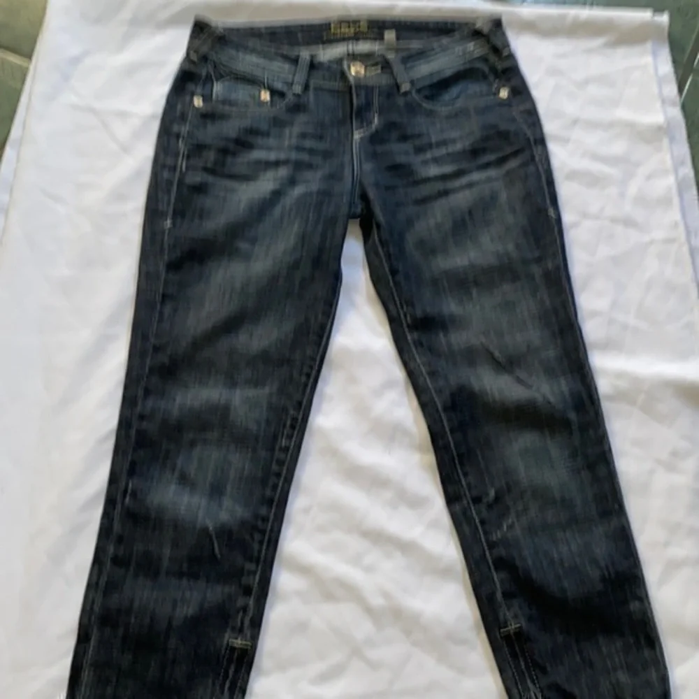 Capris BEBE jeans 👖 real nice size 27